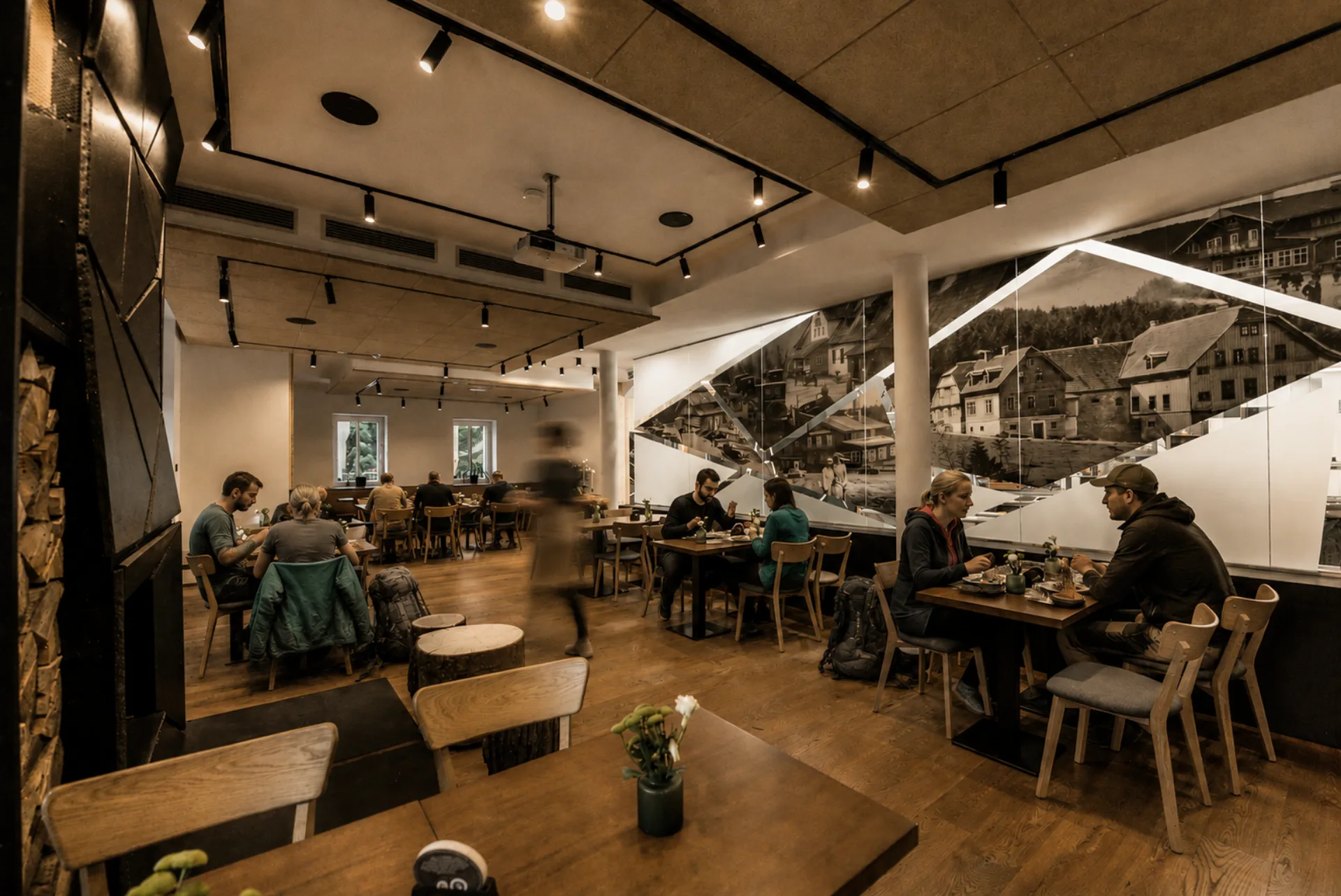 Interiér restaurace Horské chaty Smědava s návštěvníky po túře v Jizerských horách