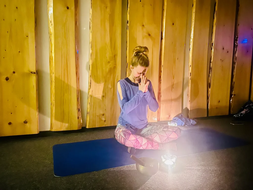 Lektorka jógy MUDr. Hornišová při meditaci a jógové lekci na Smědavě v Jizerských horách.