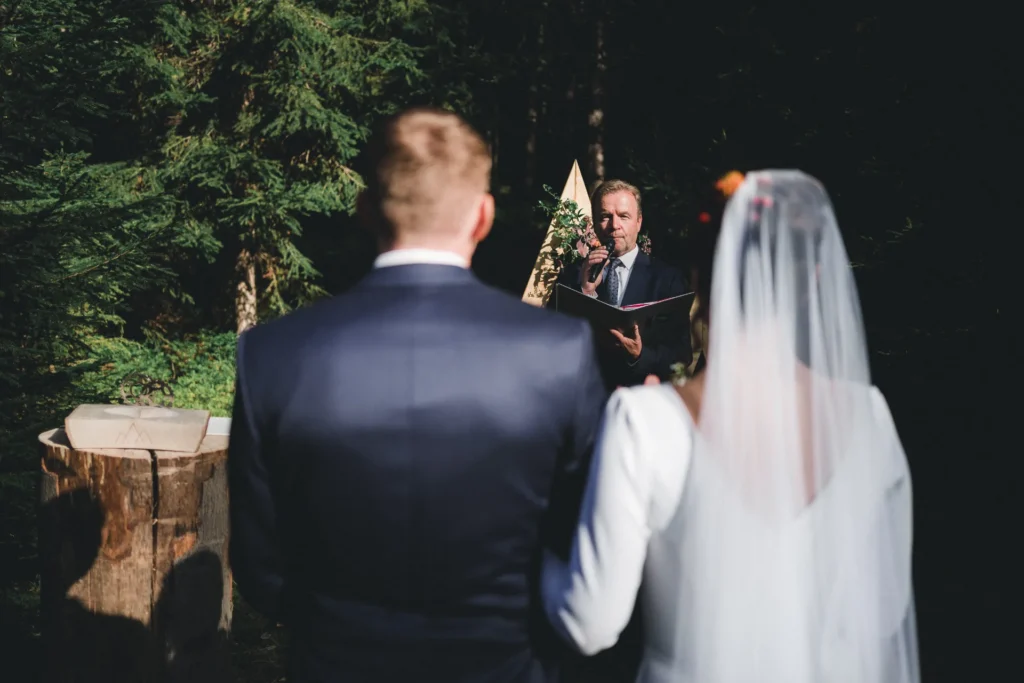 Svatební obřad nevěsty a ženicha v přírodě uprostřed lesů na Smědavě v Jizerských horách.