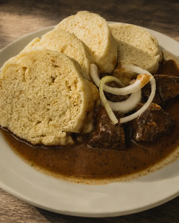 Poctivý guláš s houskovým knedlíkem, jedna z tradičních specialit restaurace Horské chaty Smědava.