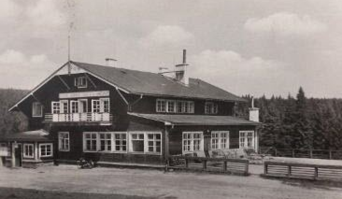 Historická fotografie Smědavy zachycující počátky horské chaty v Jizerských horách.