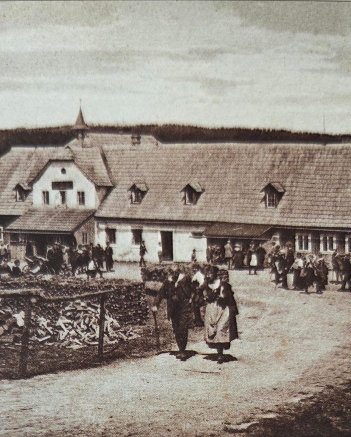 Historická fotografie Smědavy zachycující počátky horské chaty v Jizerských horách.