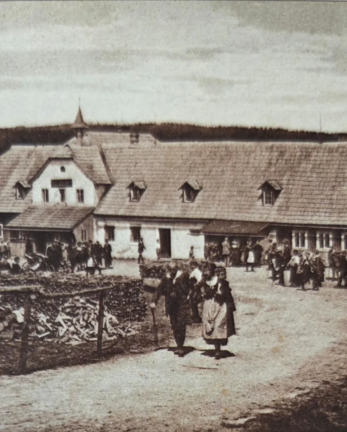 Historická fotografie Smědavy zachycující počátky horské chaty v Jizerských horách.