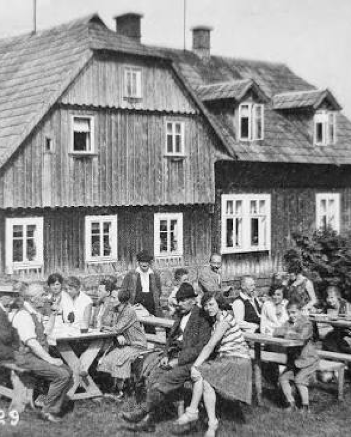 Historická fotografie Smědavy zachycující počátky horské chaty v Jizerských horách.