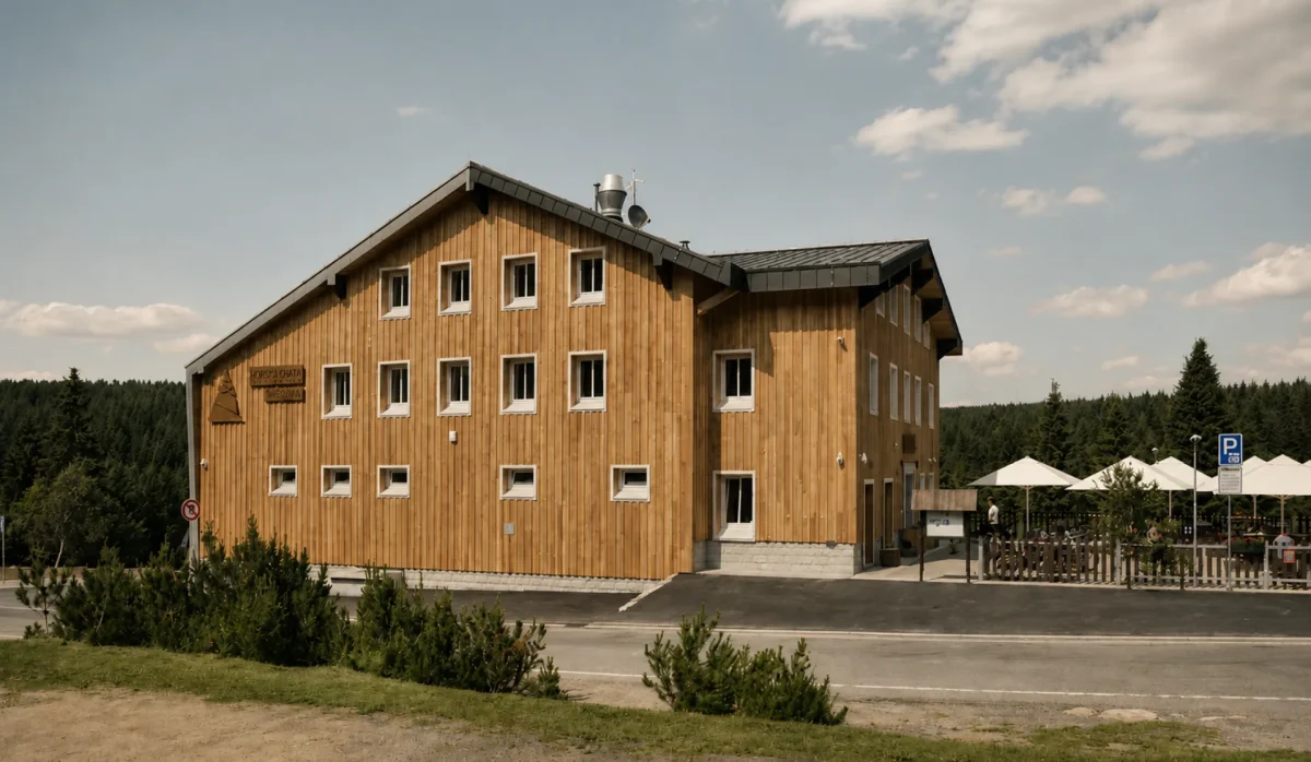 Současná podoba Horské chaty Smědava v srdci Jizerských hor.