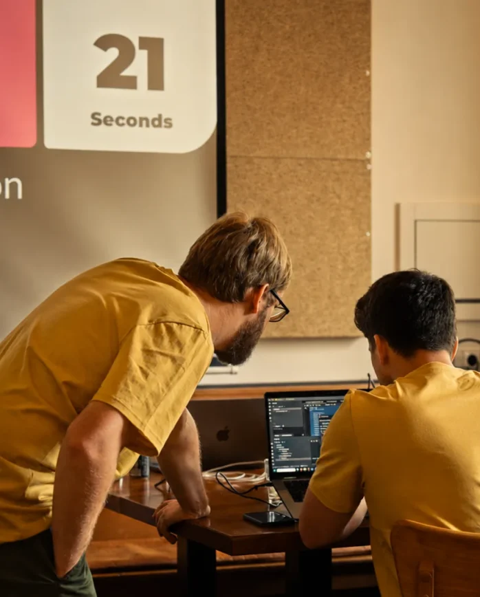 Týmová spolupráce účastníků hackathonu během indoor akce na Smědavě v Jizerských horách.