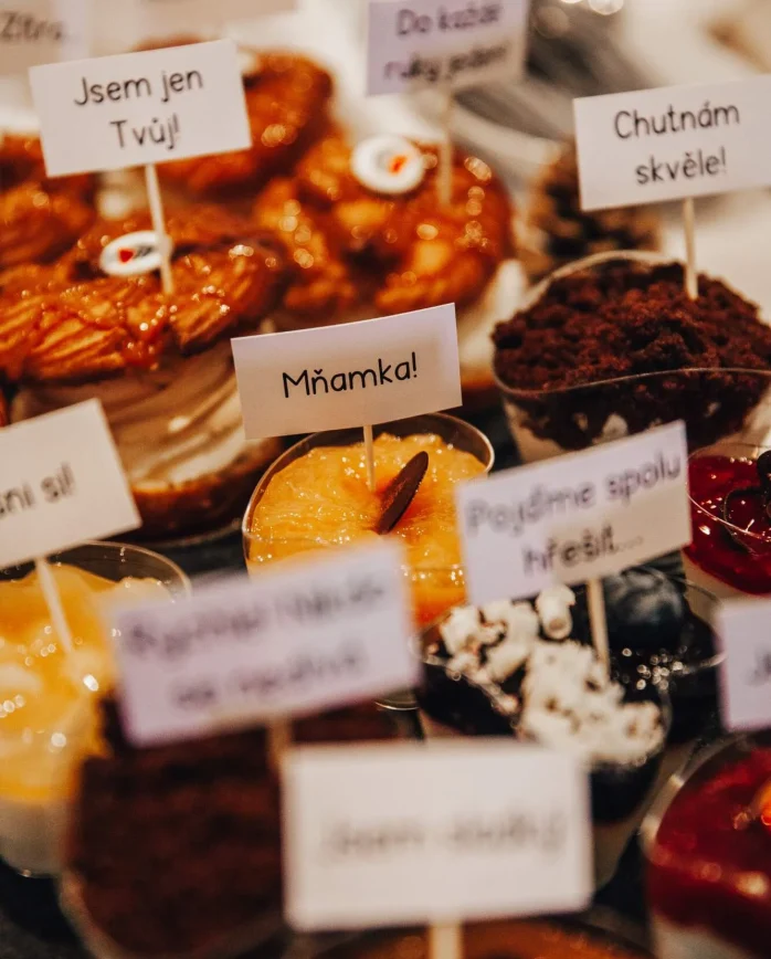 Svatební sladký bar s domácími dezerty a originálními popisky na svatbě na Smědavě v Jizerských horách.